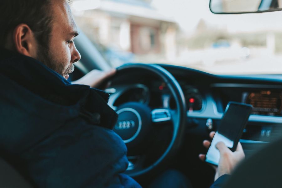 Korzystanie ze smartfona w czasie jazdy samochodem