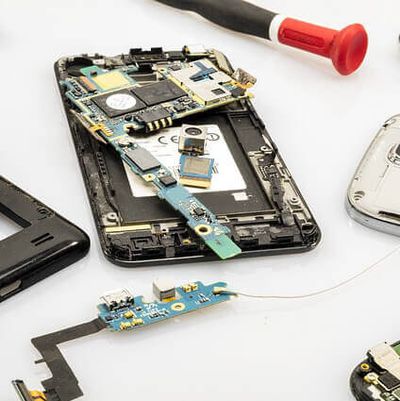 Uszkodzony smartfon – naprawiać czy kupić nowy?